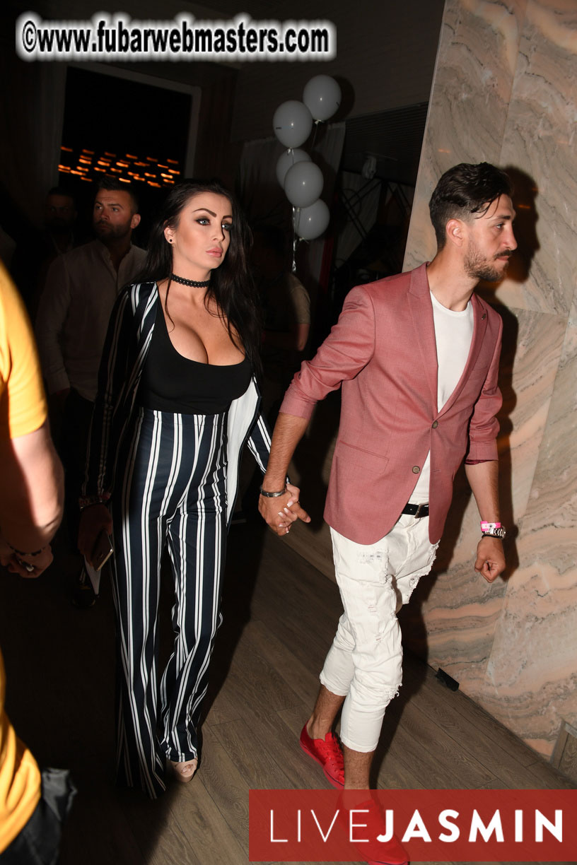 FreeWebCams White Party