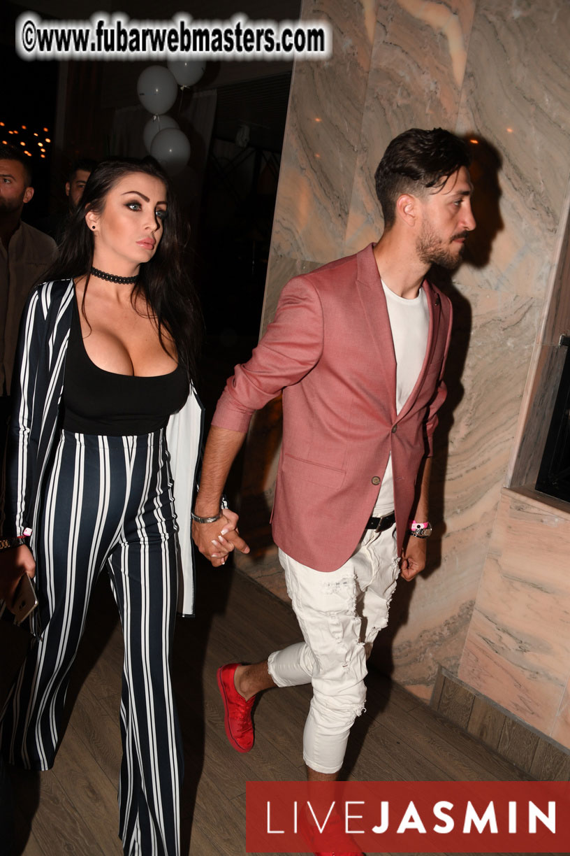 FreeWebCams White Party