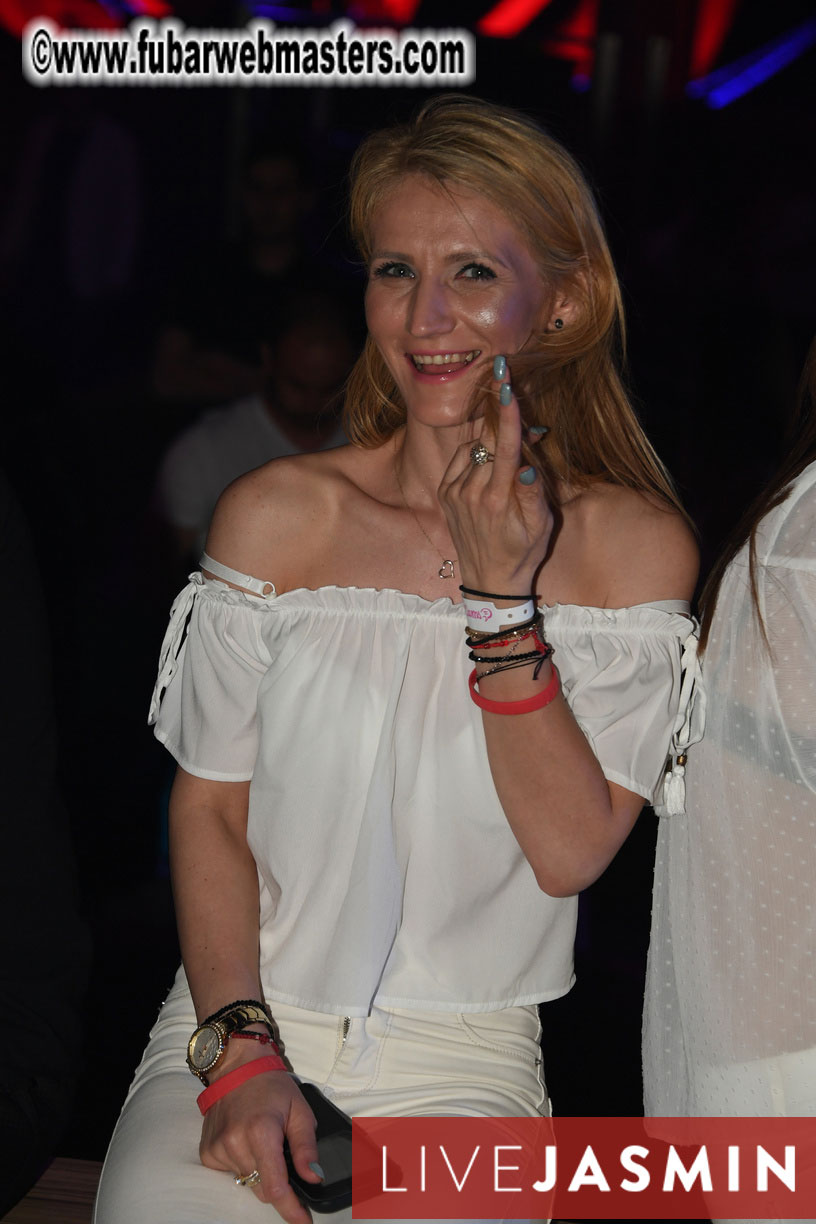 FreeWebCams White Party