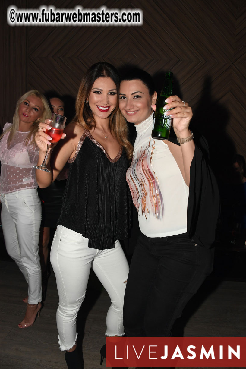 FreeWebCams White Party