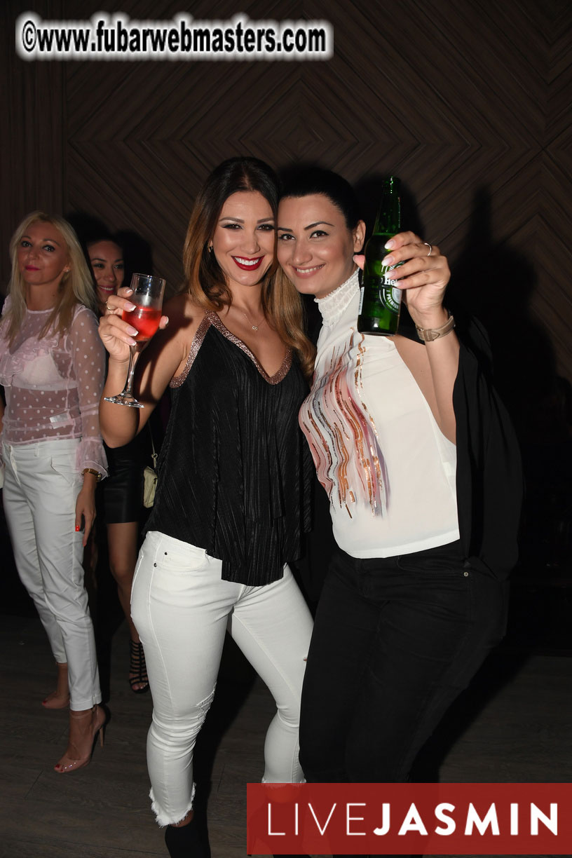 FreeWebCams White Party