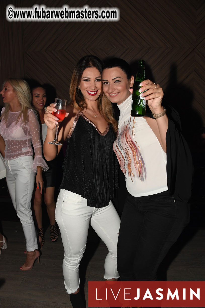 FreeWebCams White Party