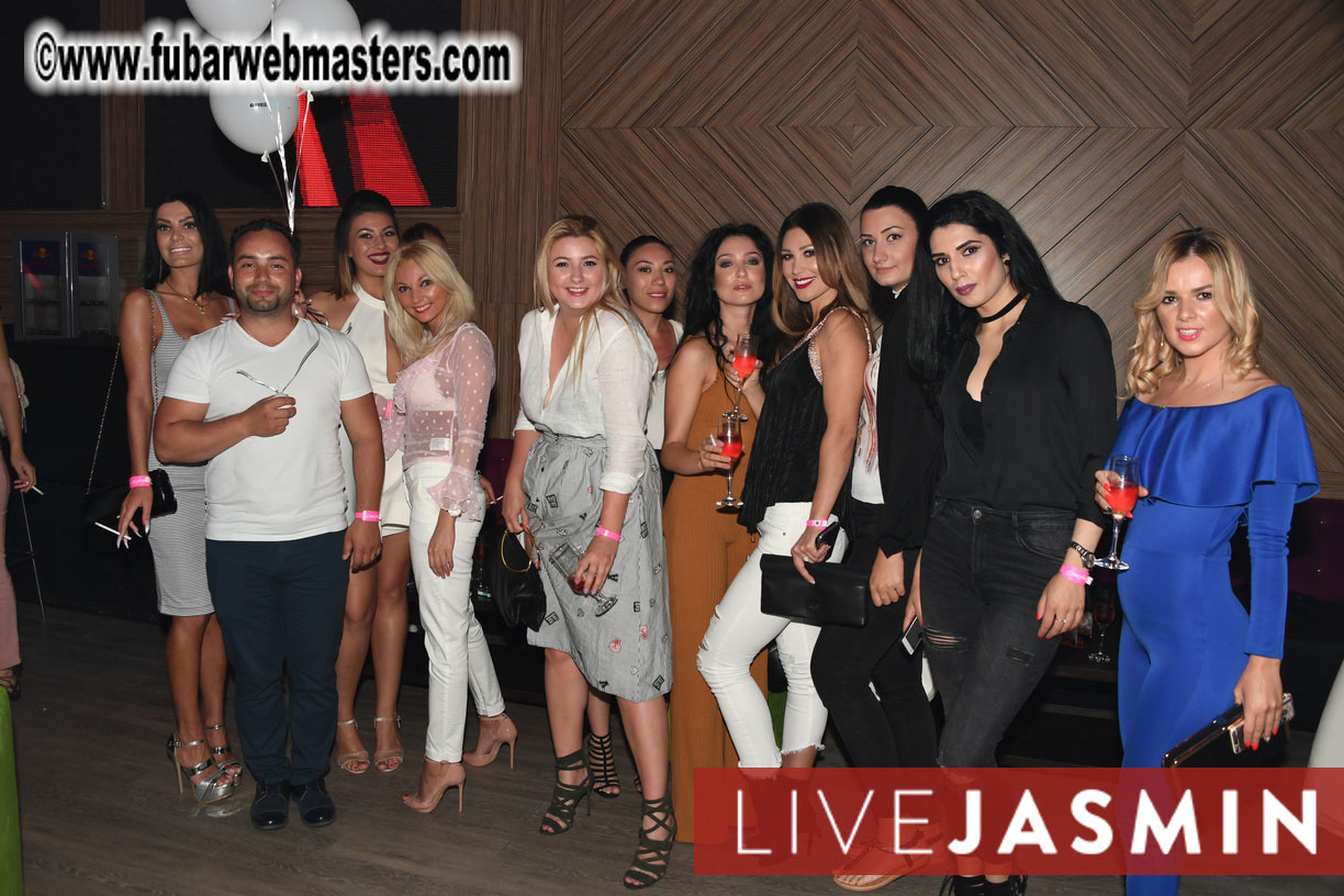 FreeWebCams White Party