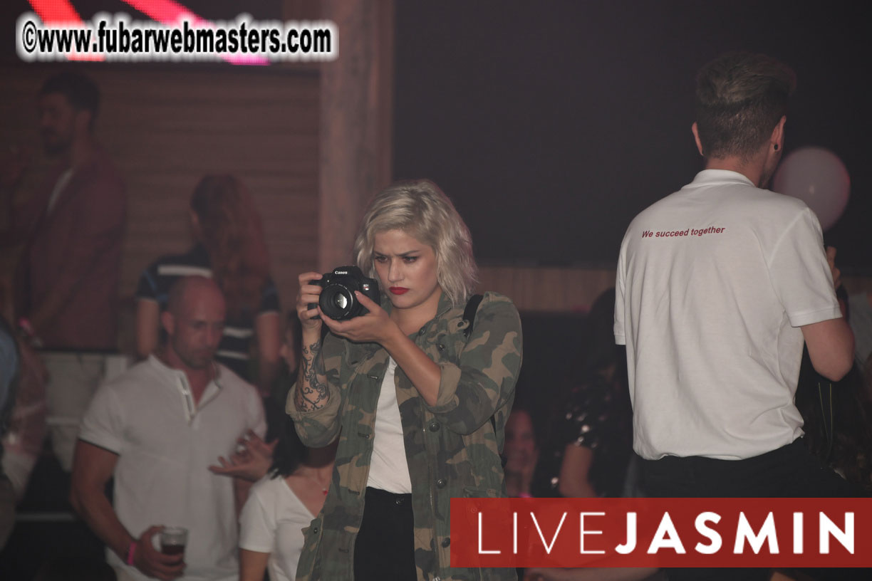 FreeWebCams White Party