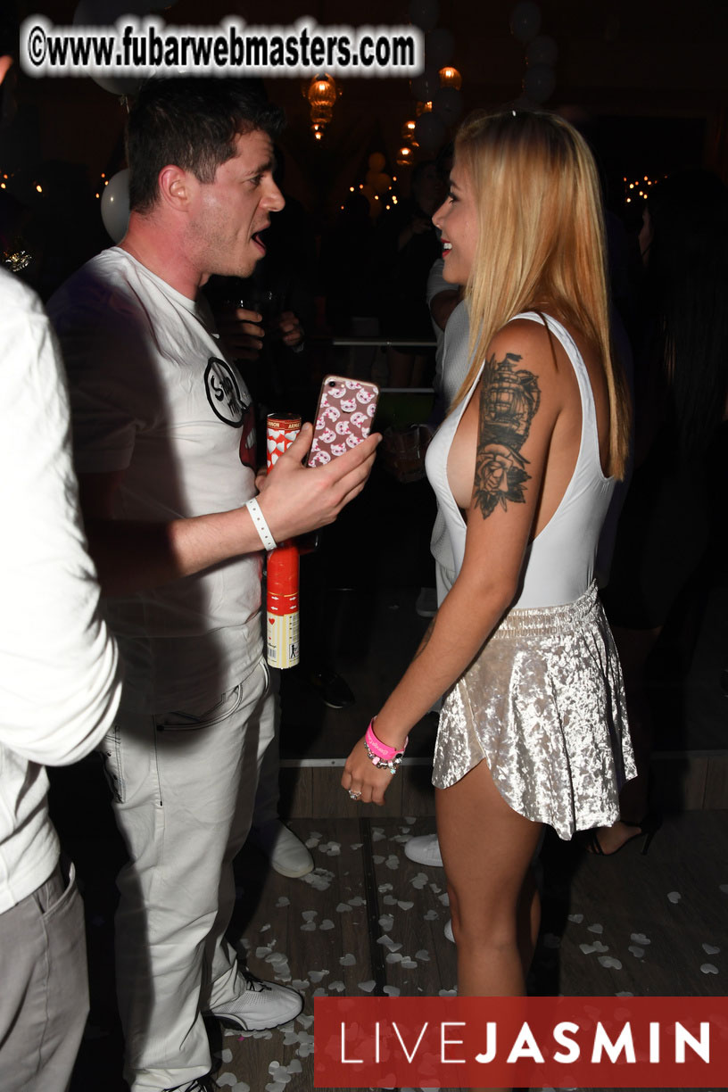 FreeWebCams White Party