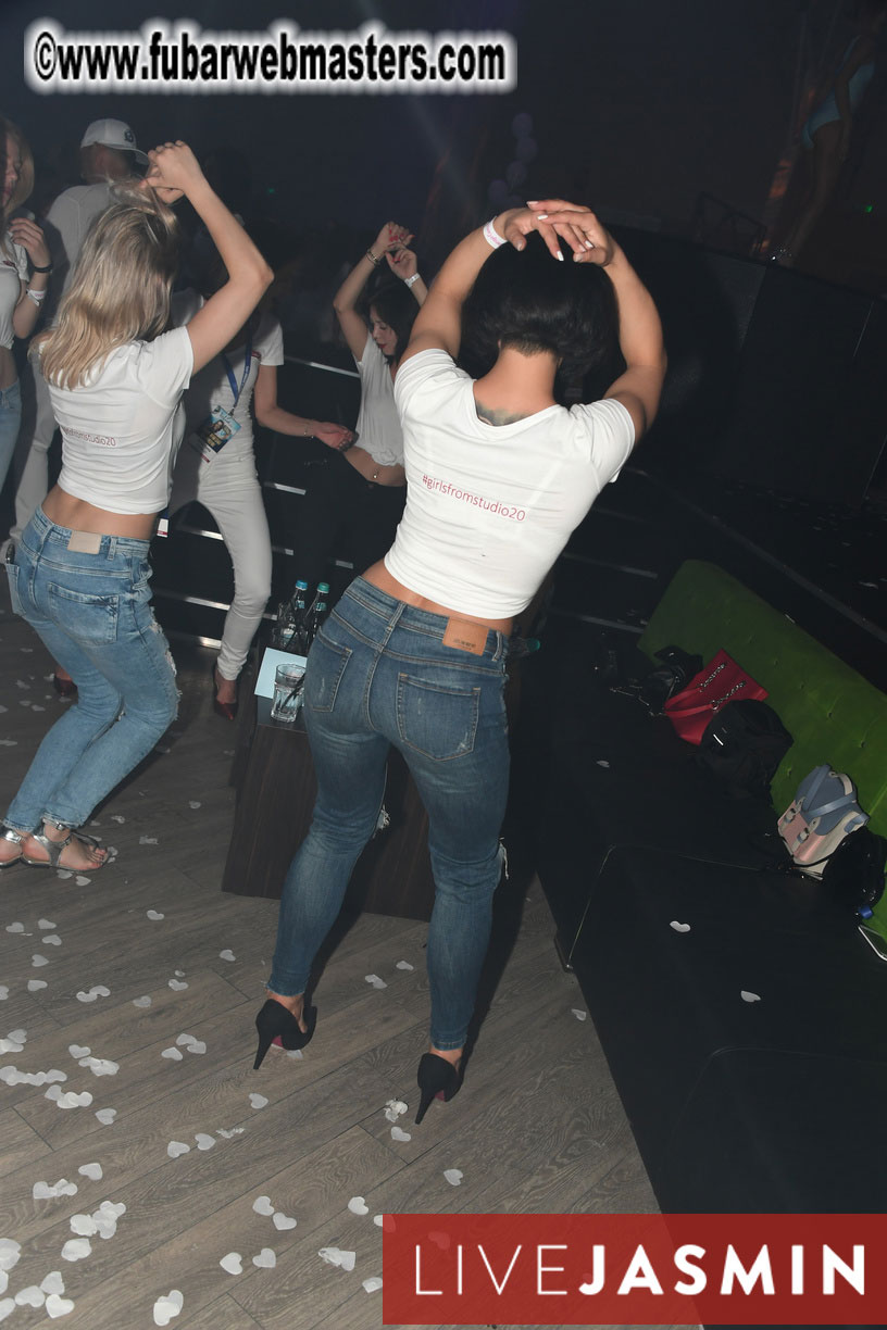 FreeWebCams White Party