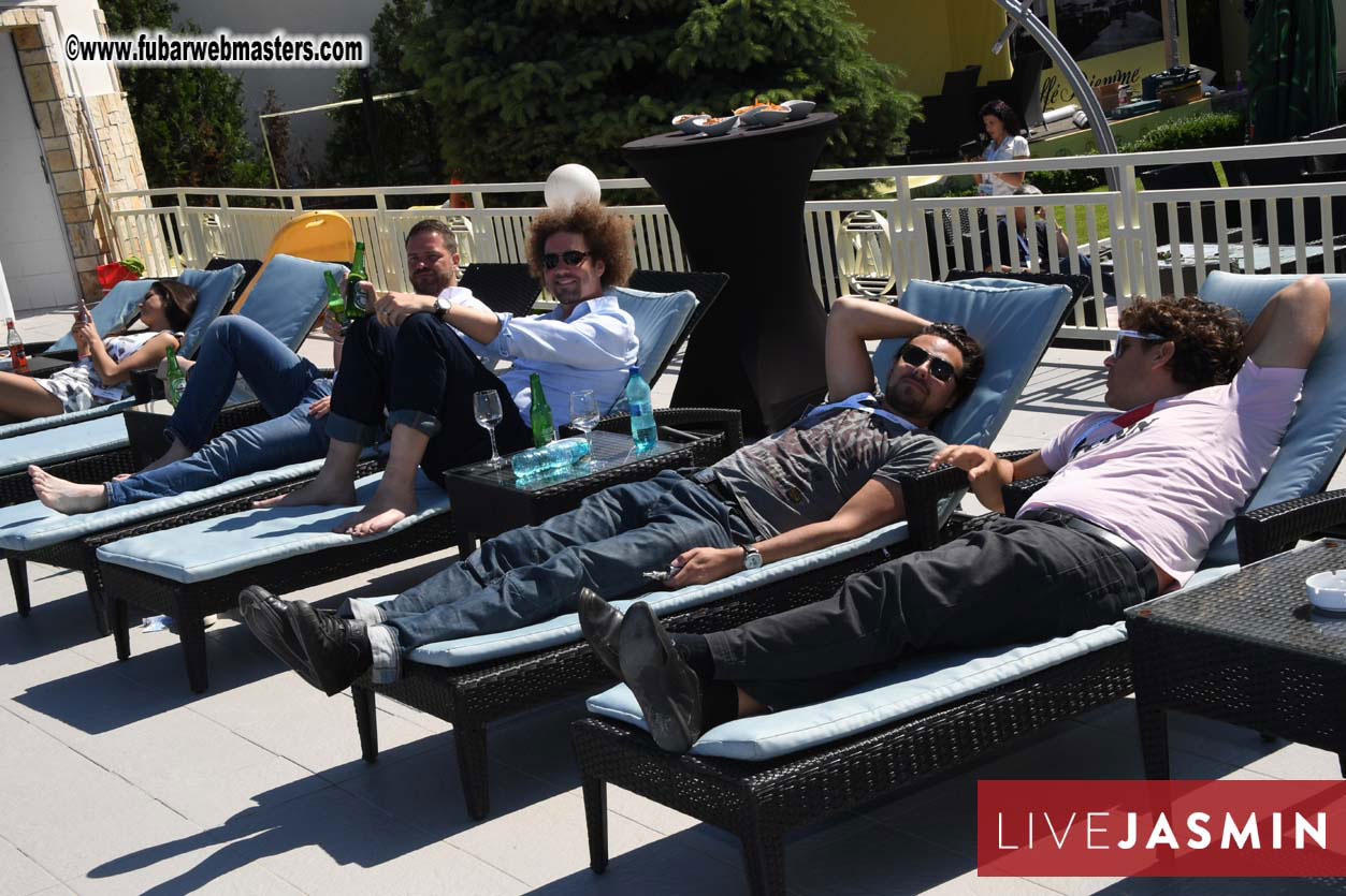 BongaCams & StripChat Pool Party