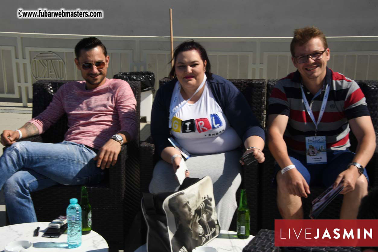 BongaCams & StripChat Pool Party