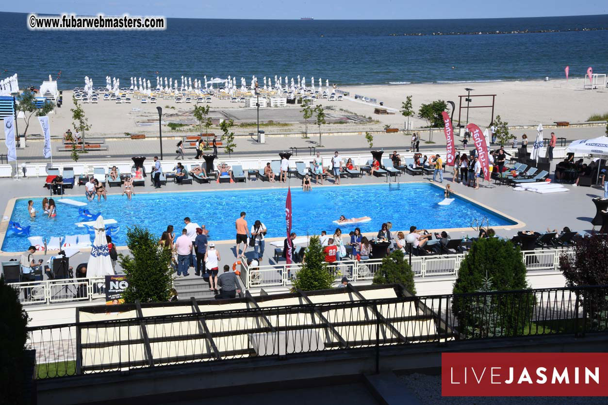 BongaCams & StripChat Pool Party