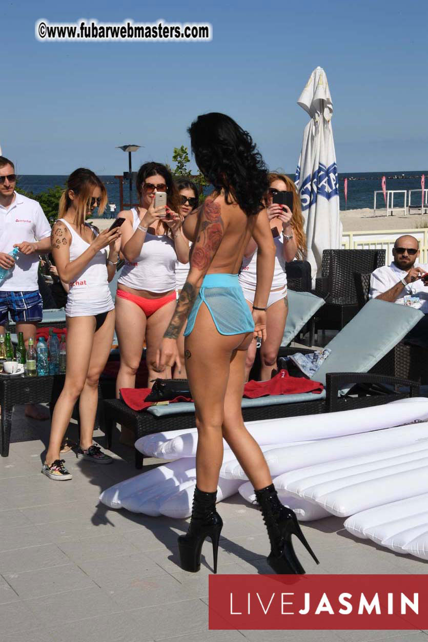 BongaCams & StripChat Pool Party