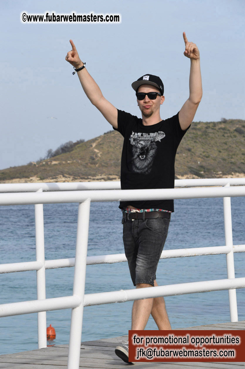 Boat Trip with Cool Drinks & Hot Girls