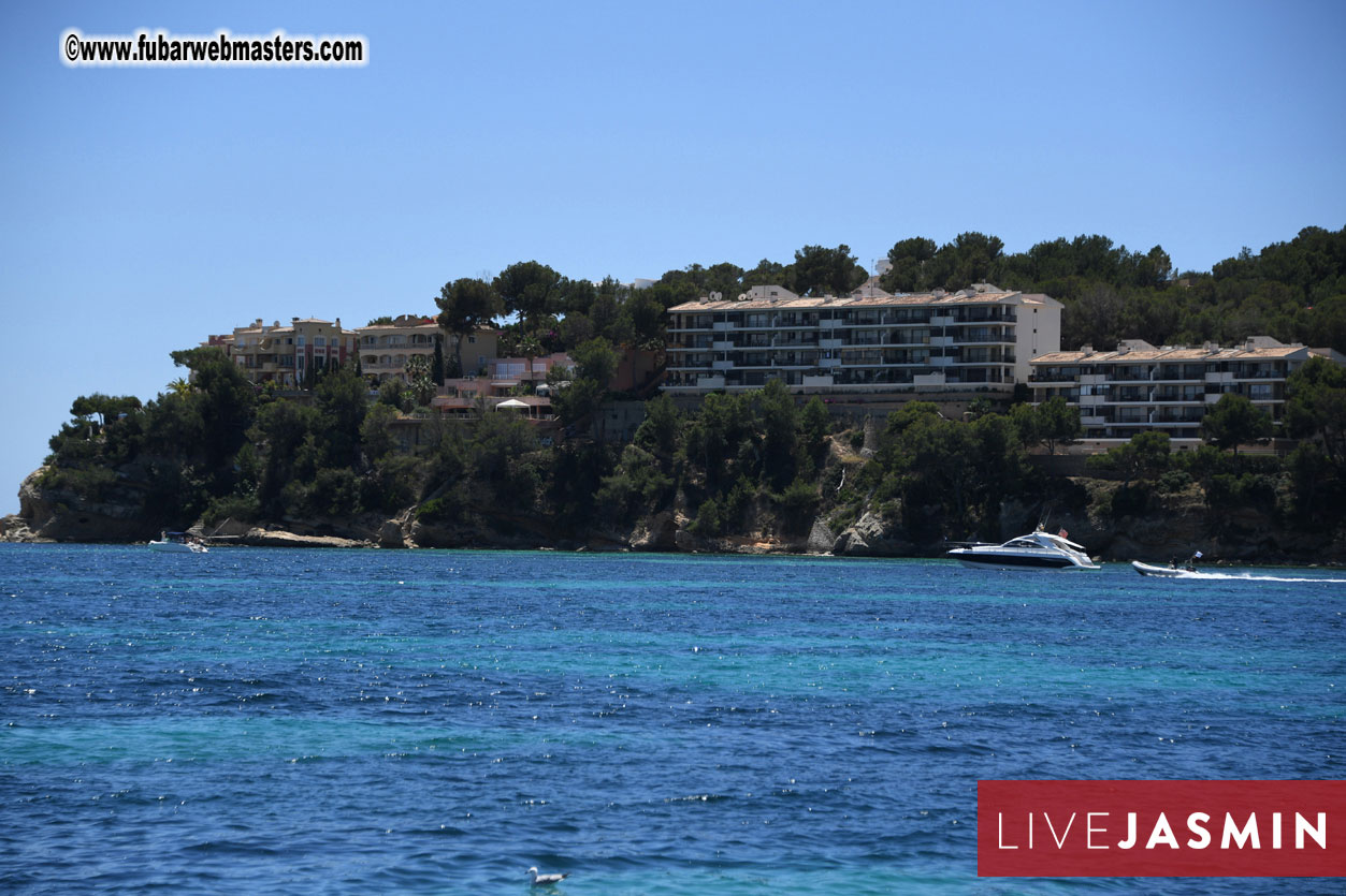Boat Trip with Cool Drinks & Hot Girls