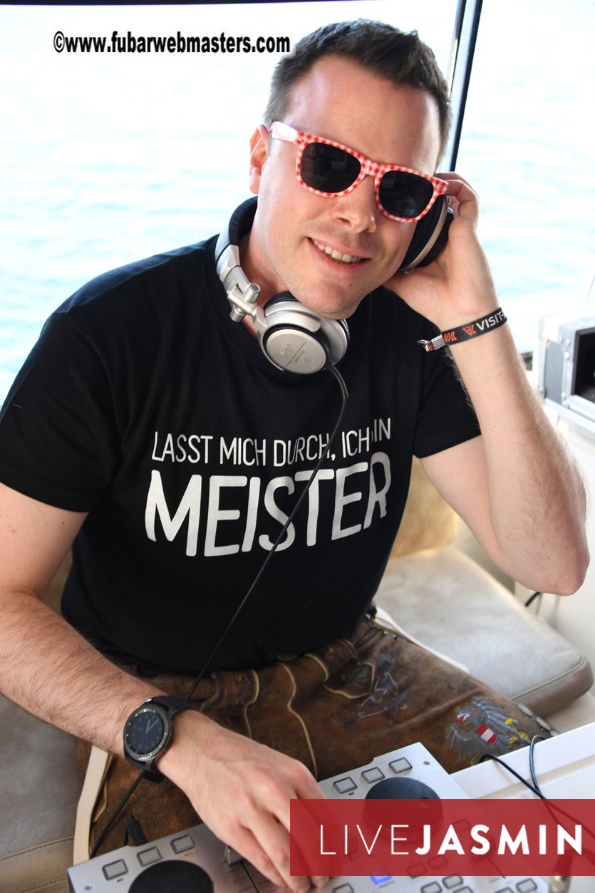 Boat Trip with Cool Drinks & Hot Girls