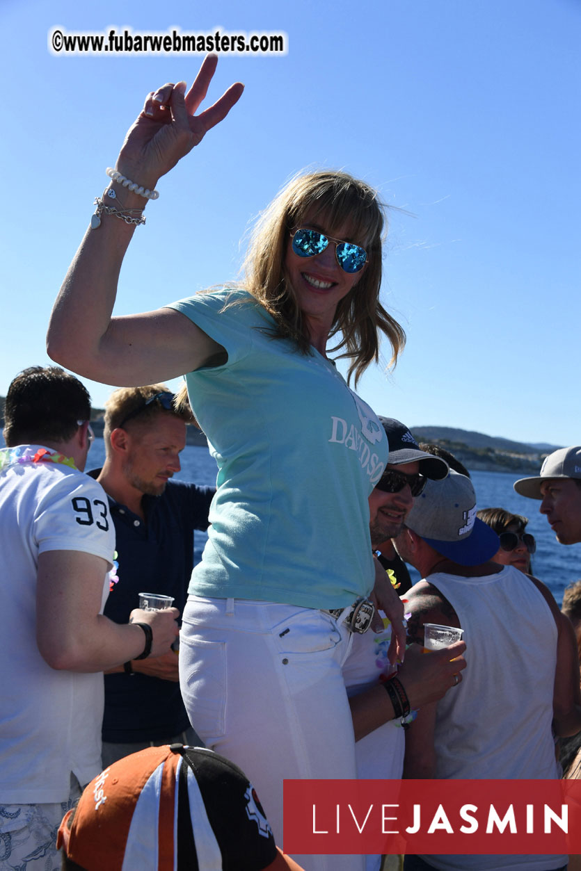 Boat Trip with Cool Drinks & Hot Girls