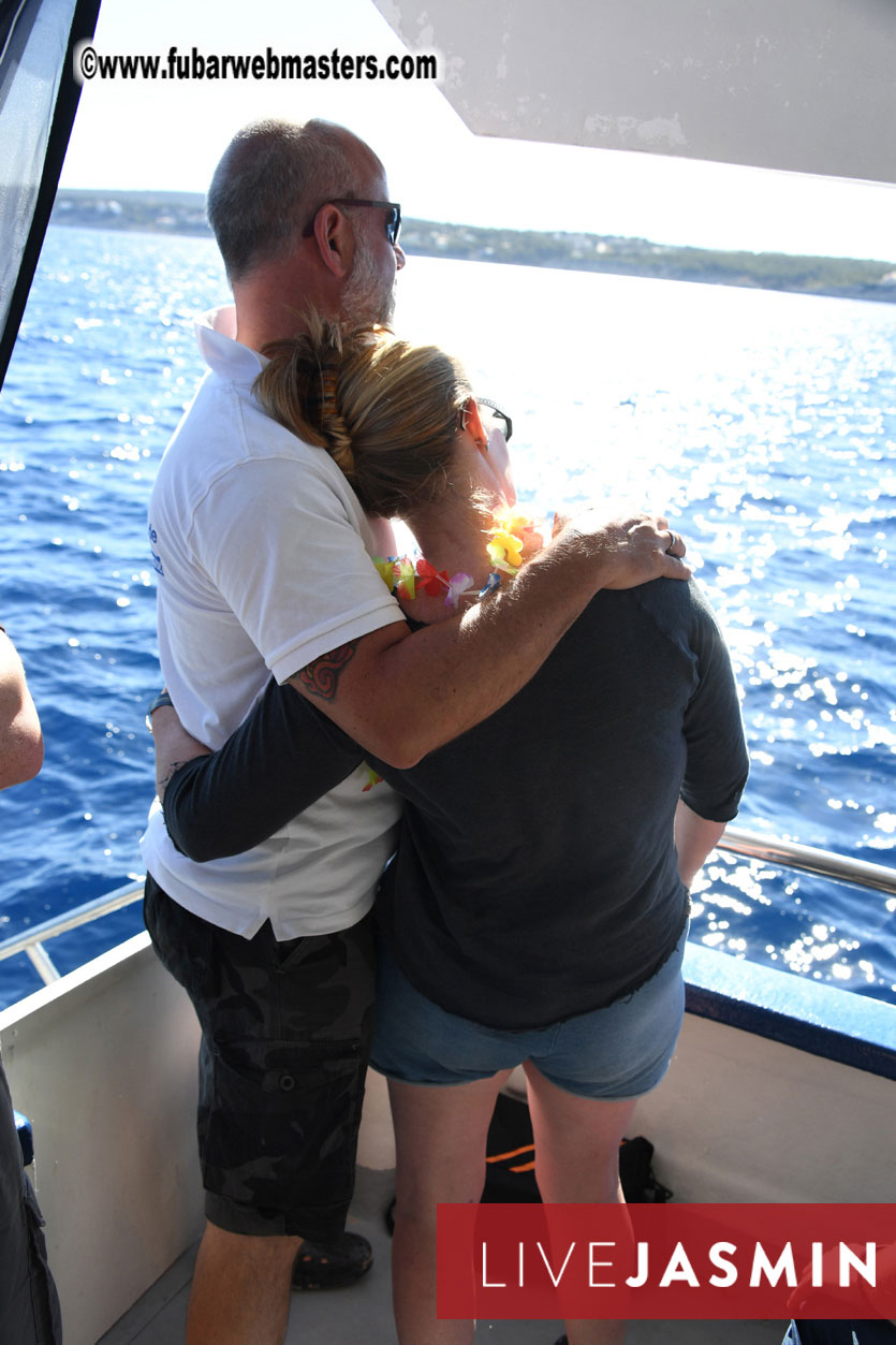 Boat Trip with Cool Drinks & Hot Girls