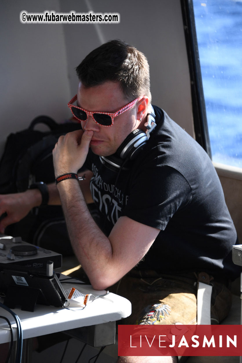 Boat Trip with Cool Drinks & Hot Girls