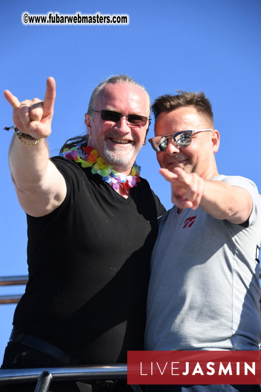 Boat Trip with Cool Drinks & Hot Girls