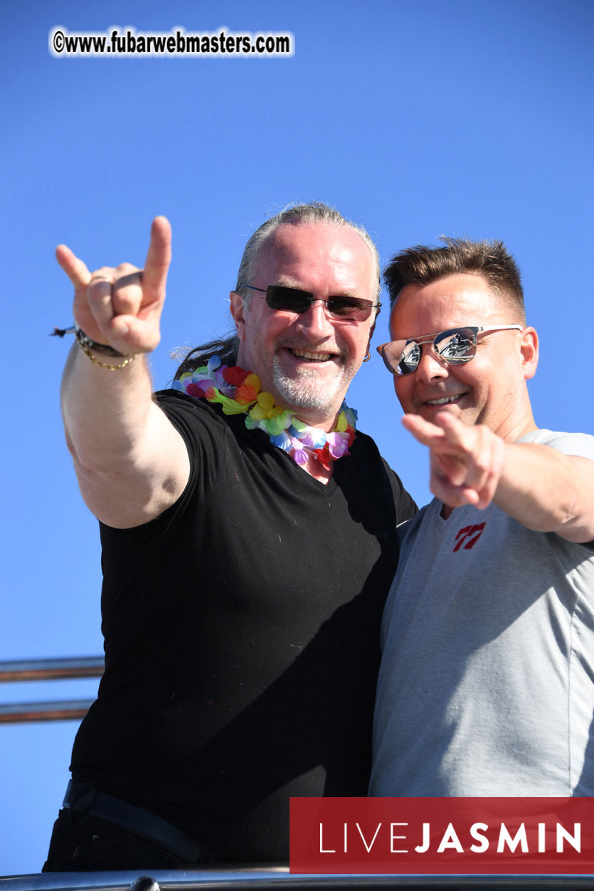 Boat Trip with Cool Drinks & Hot Girls