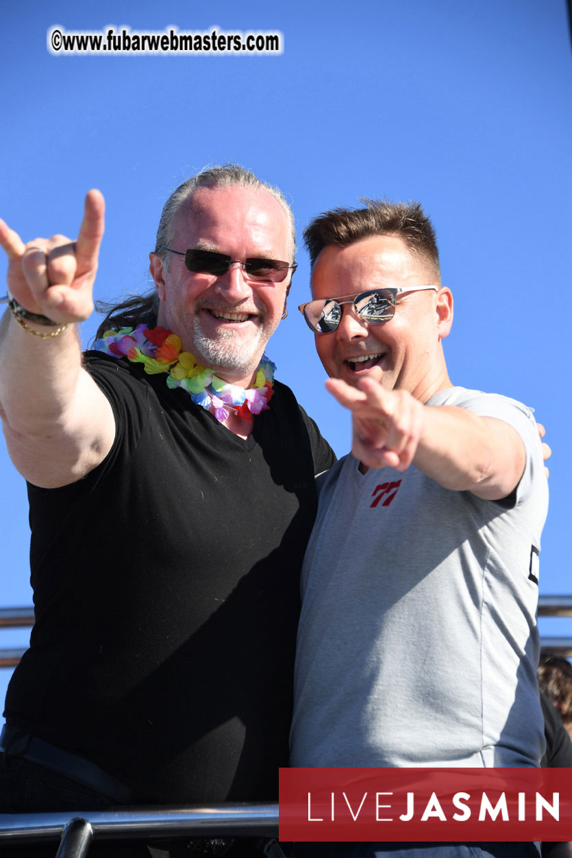 Boat Trip with Cool Drinks & Hot Girls