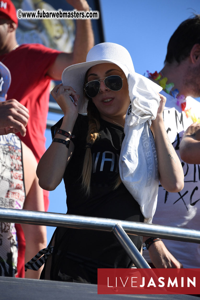 Boat Trip with Cool Drinks & Hot Girls