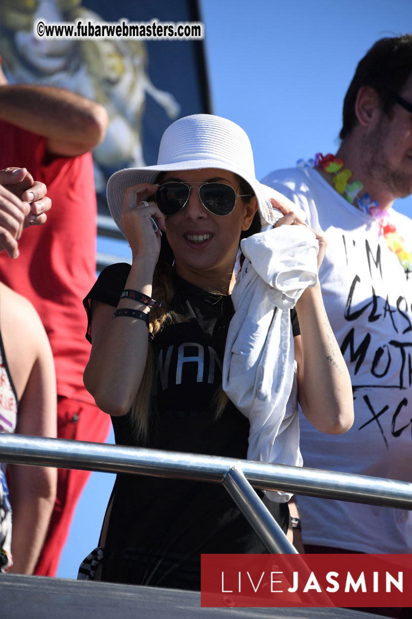 Boat Trip with Cool Drinks & Hot Girls