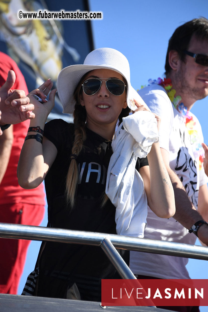 Boat Trip with Cool Drinks & Hot Girls