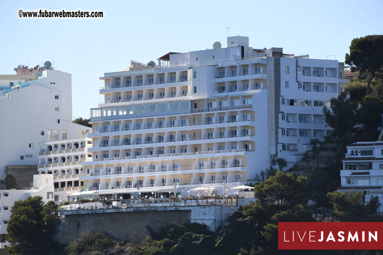 Boat Trip with Cool Drinks & Hot Girls