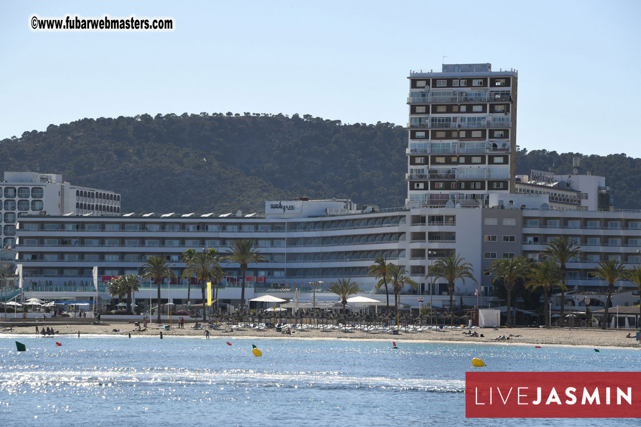 Boat Trip with Cool Drinks & Hot Girls