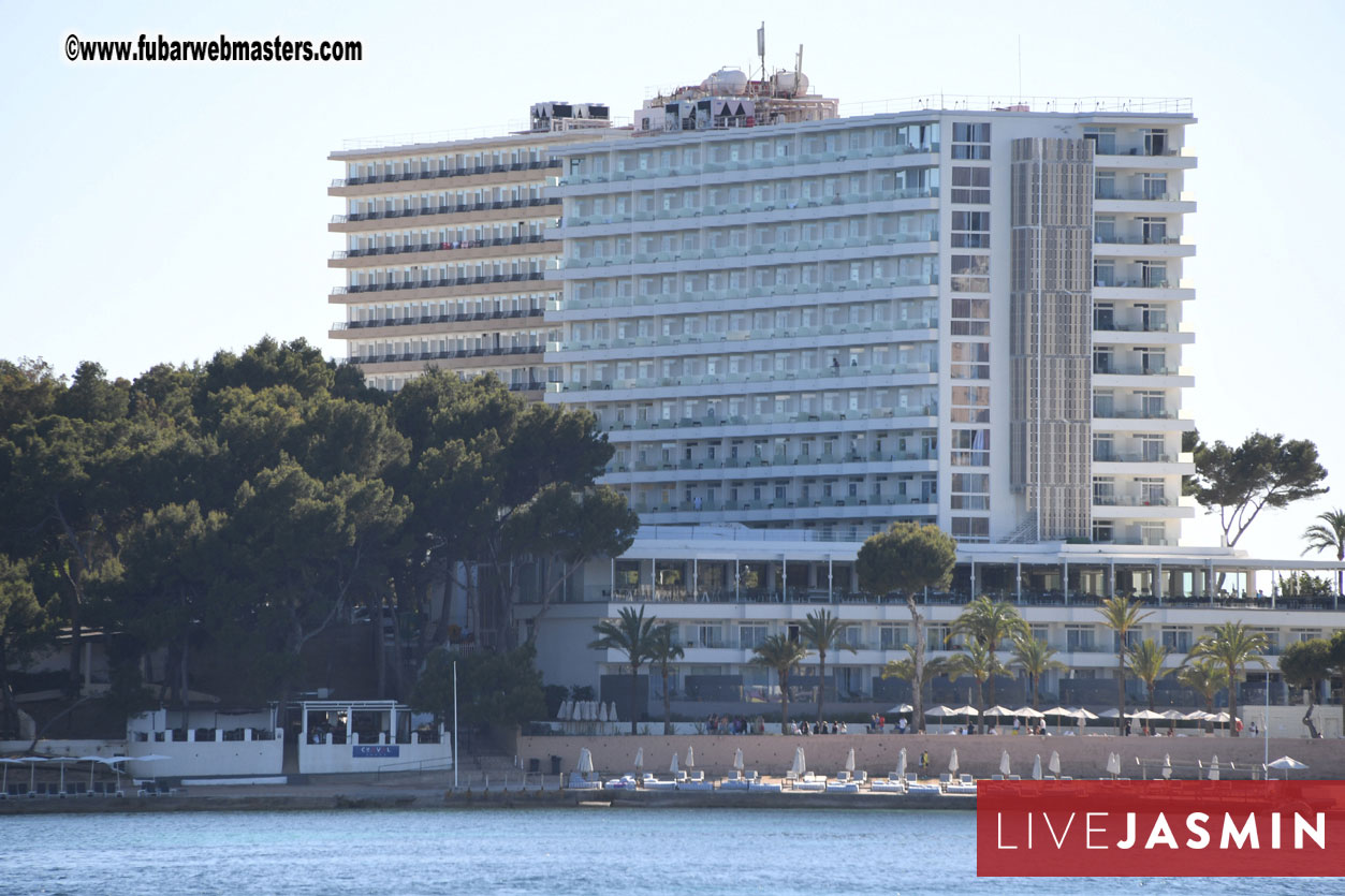 Boat Trip with Cool Drinks & Hot Girls