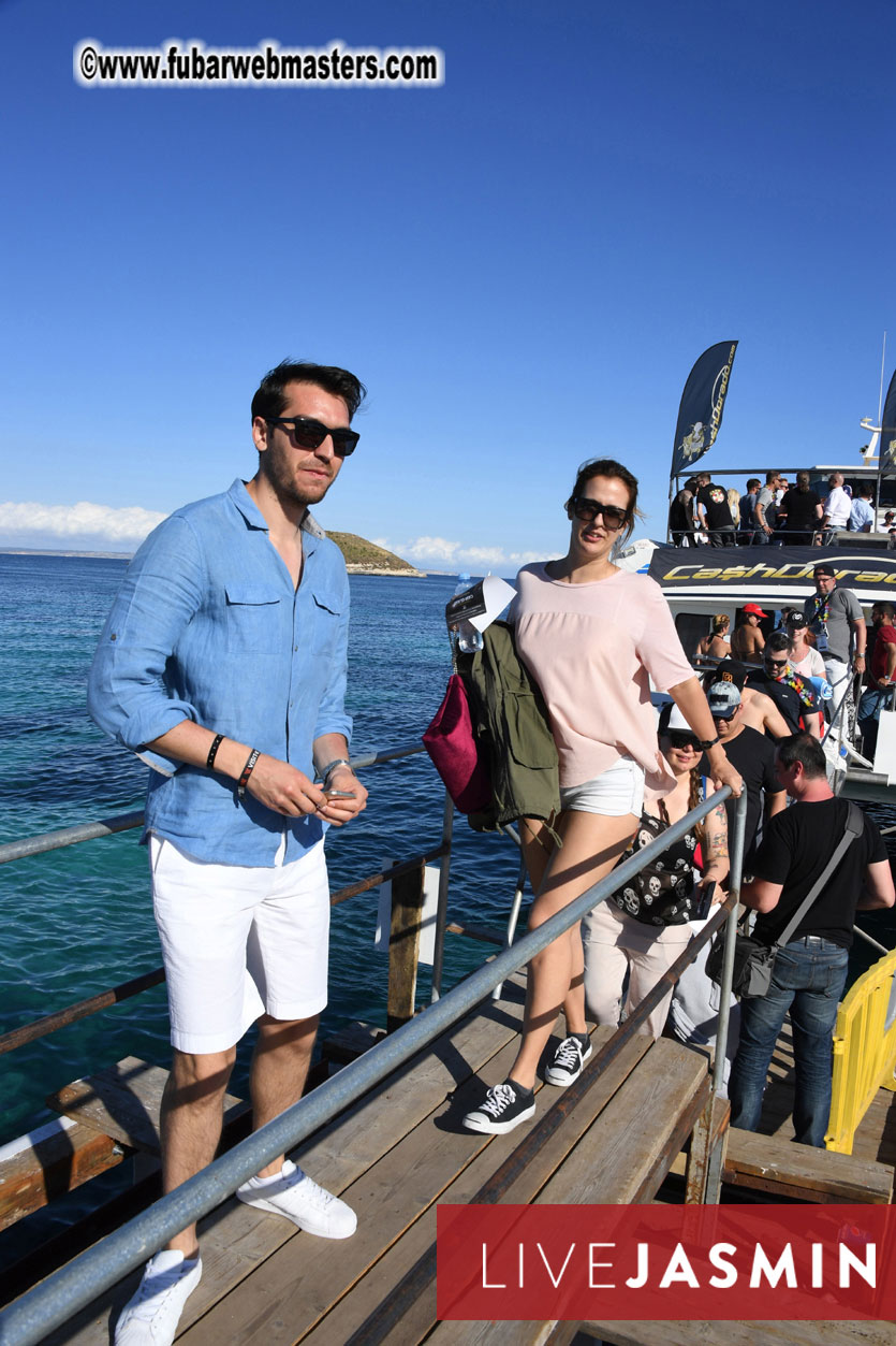 Boat Trip with Cool Drinks & Hot Girls