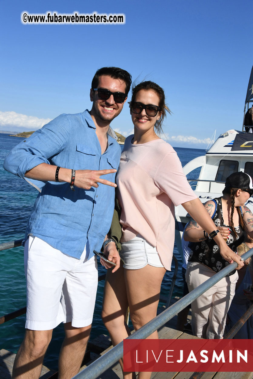 Boat Trip with Cool Drinks & Hot Girls