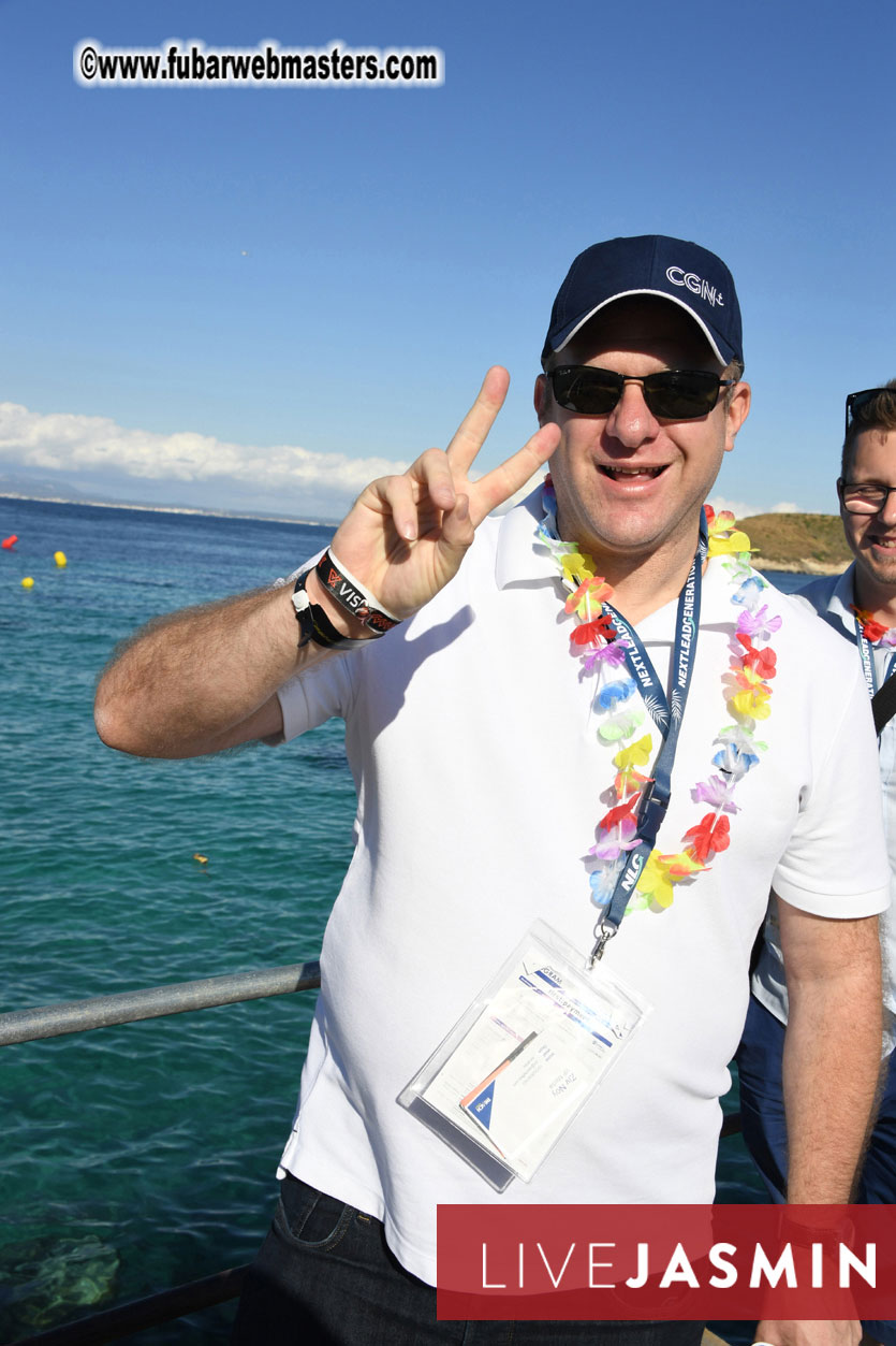 Boat Trip with Cool Drinks & Hot Girls