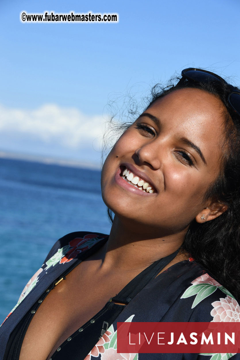 Boat Trip with Cool Drinks & Hot Girls