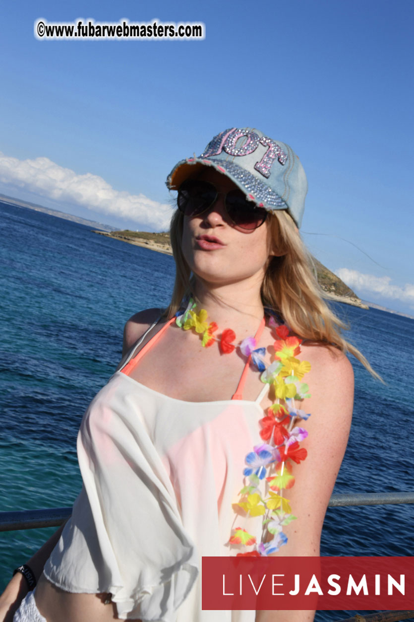 Boat Trip with Cool Drinks & Hot Girls