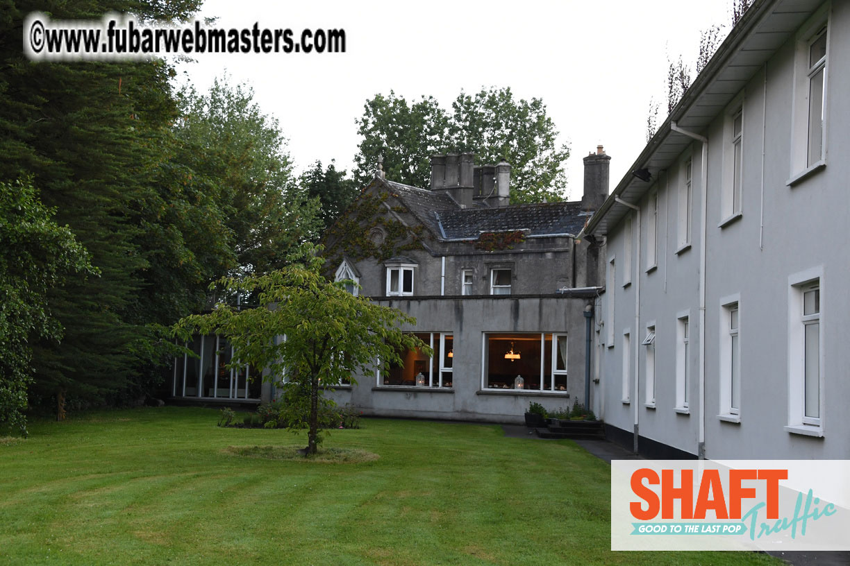 Arrivals and Pre-Show Cocktails