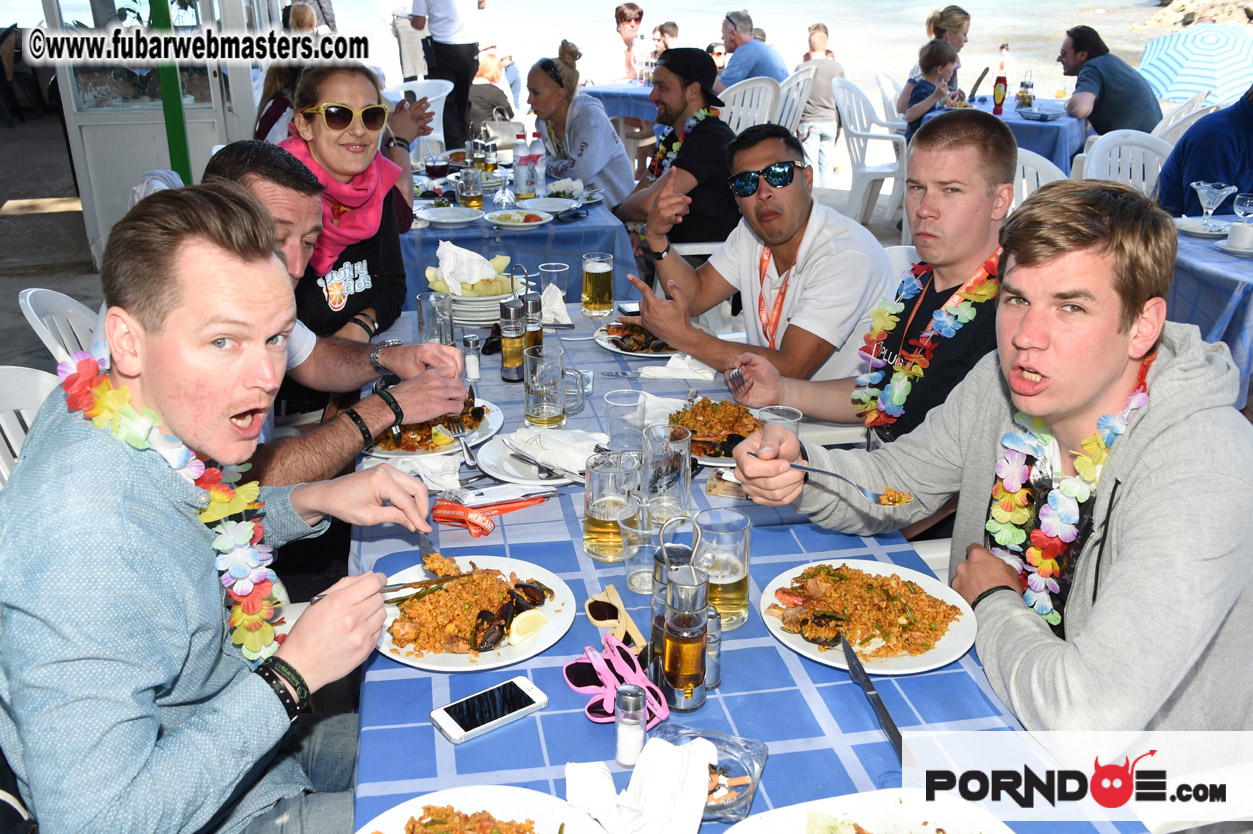 Boat trip with cool drinks & hot girls