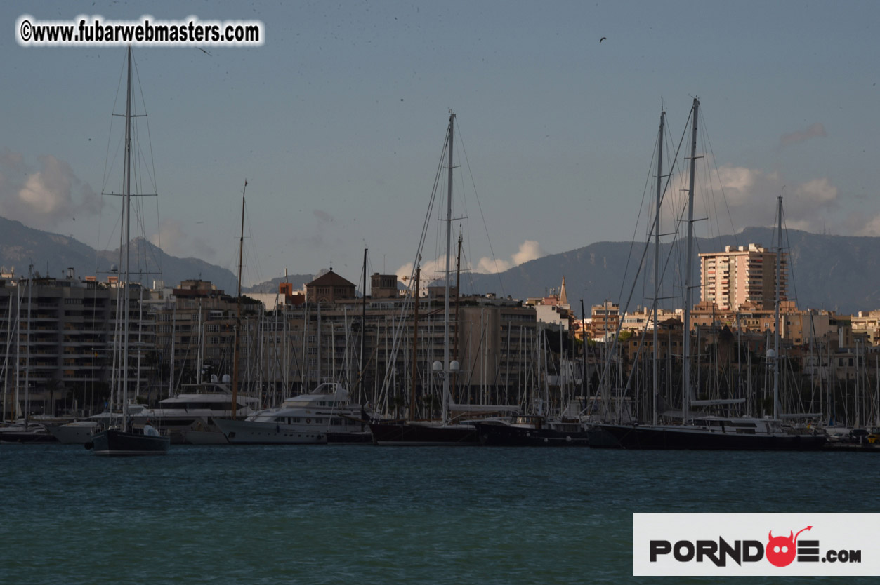 Boat trip with cool drinks & hot girls