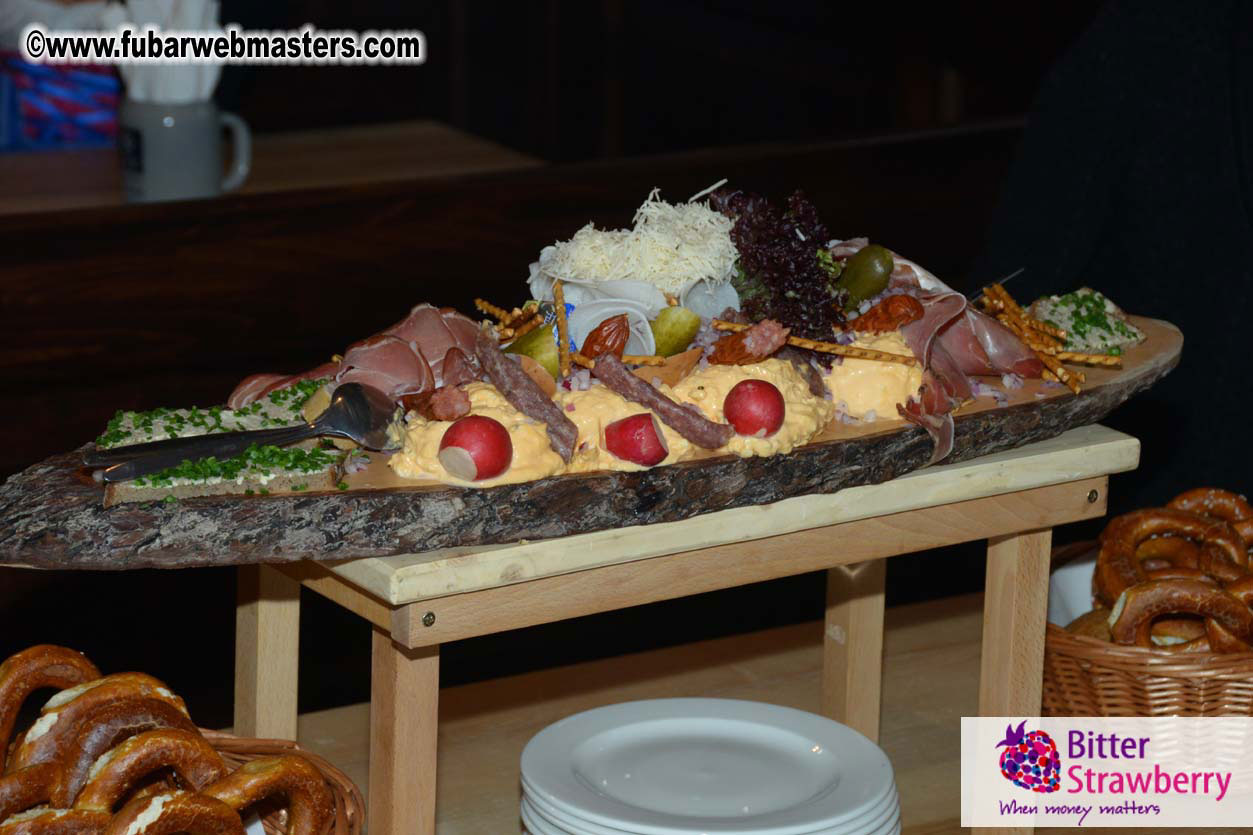 Seating in the legendary beer tent Zur Bratwurst