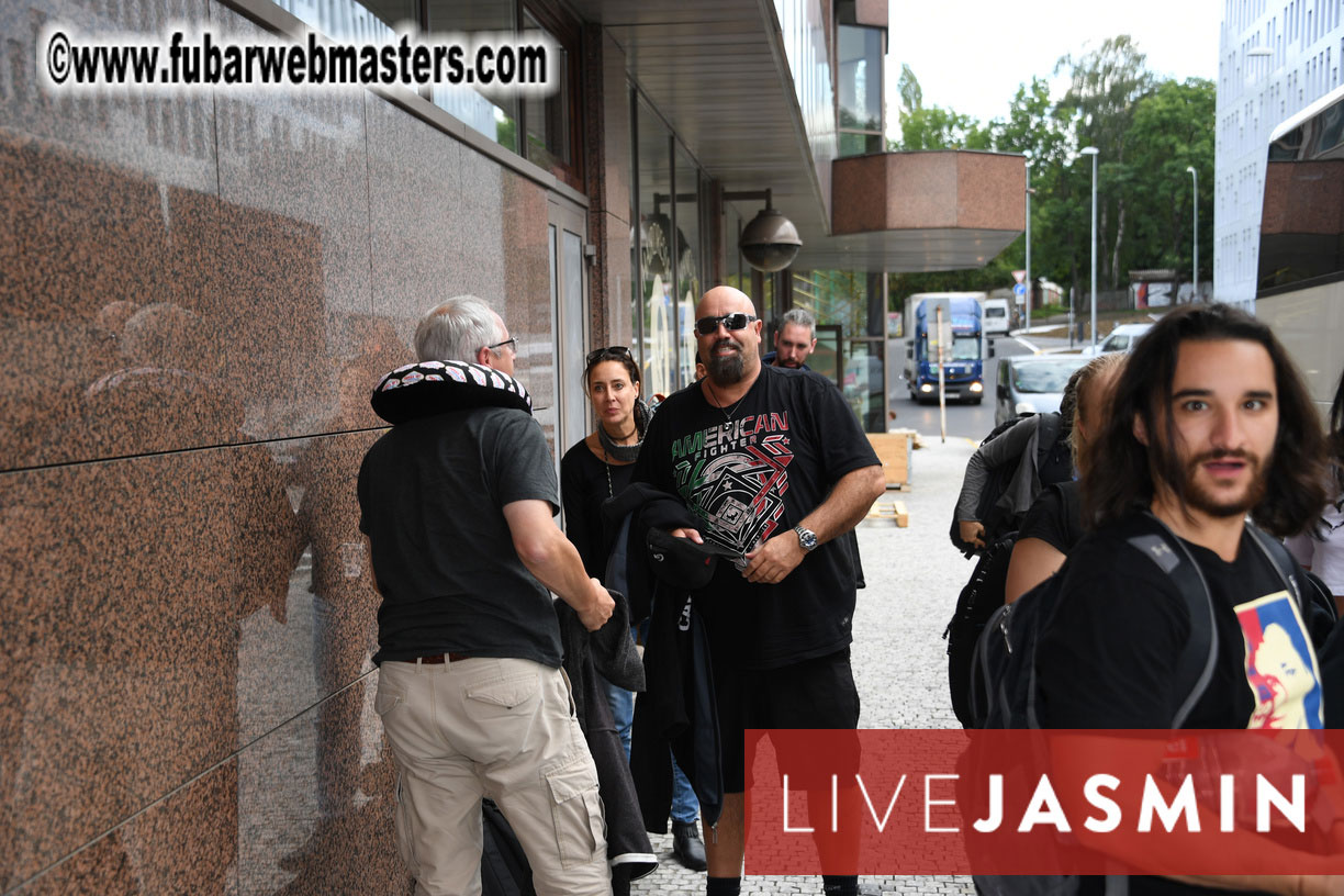 Arrivals on Mojo Coach from Berlin