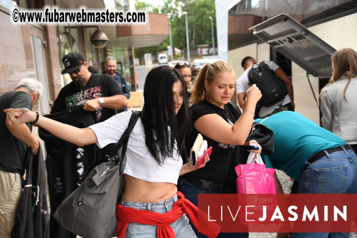 Arrivals on Mojo Coach from Berlin