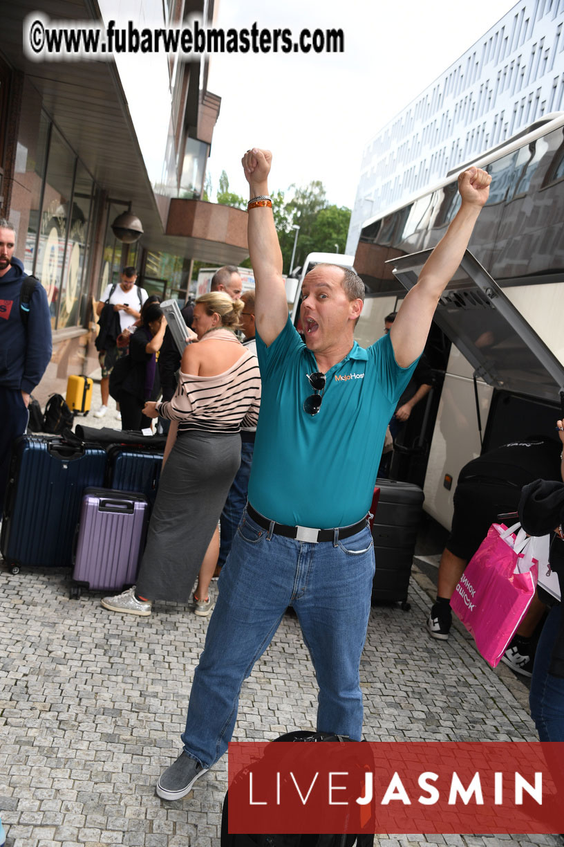 Arrivals on Mojo Coach from Berlin