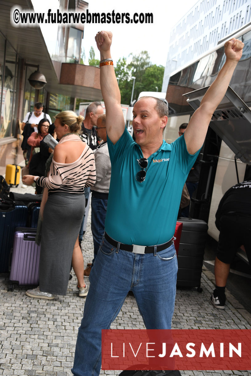 Arrivals on Mojo Coach from Berlin