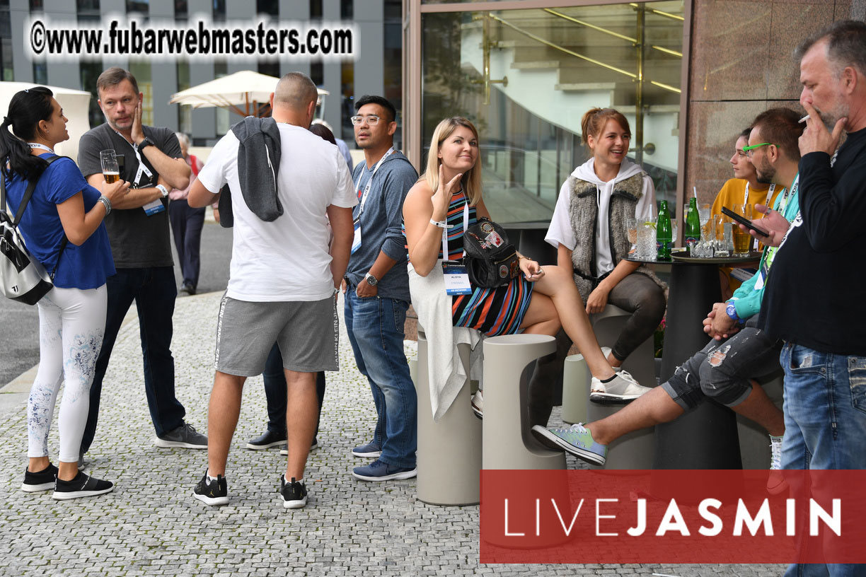 Arrivals on Mojo Coach from Berlin