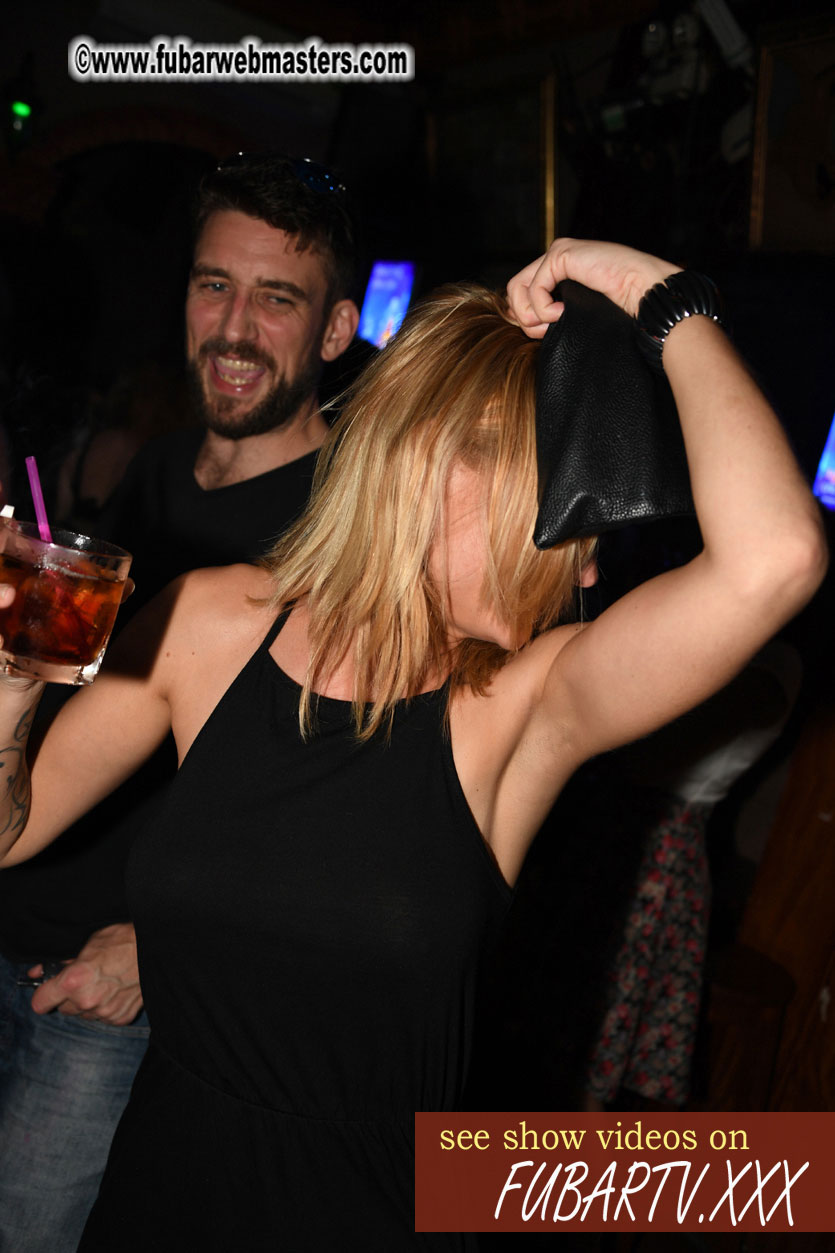 Toms Bar - beware of pickpockets