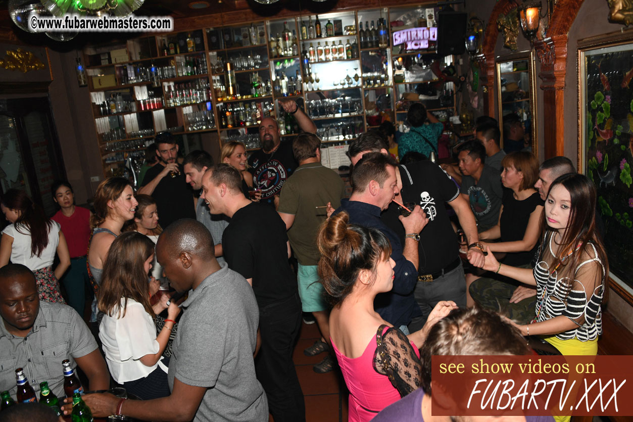 Toms Bar - beware of pickpockets