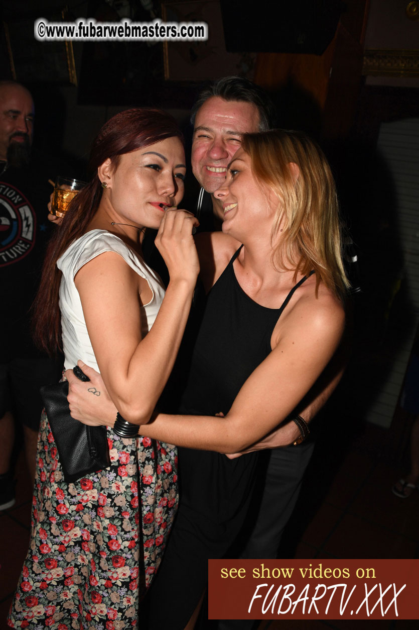 Toms Bar - beware of pickpockets