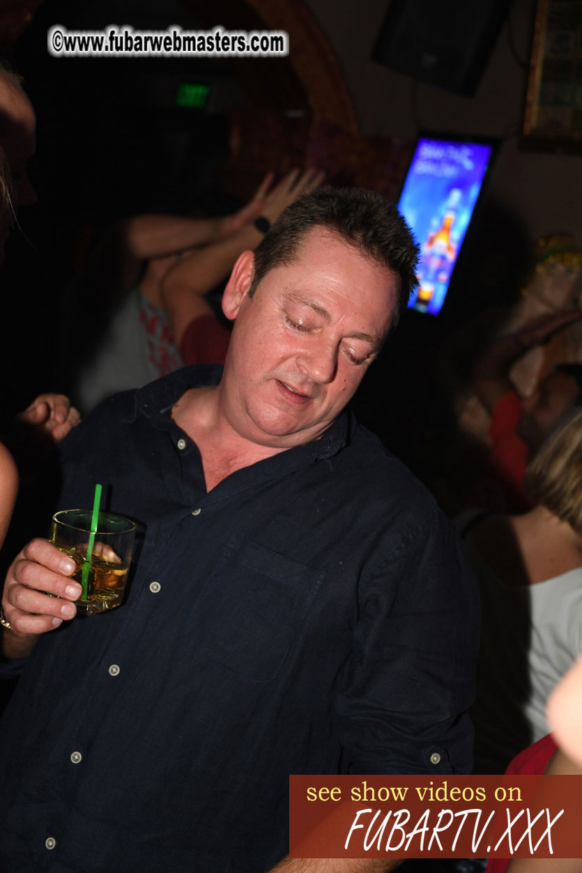 Toms Bar - beware of pickpockets