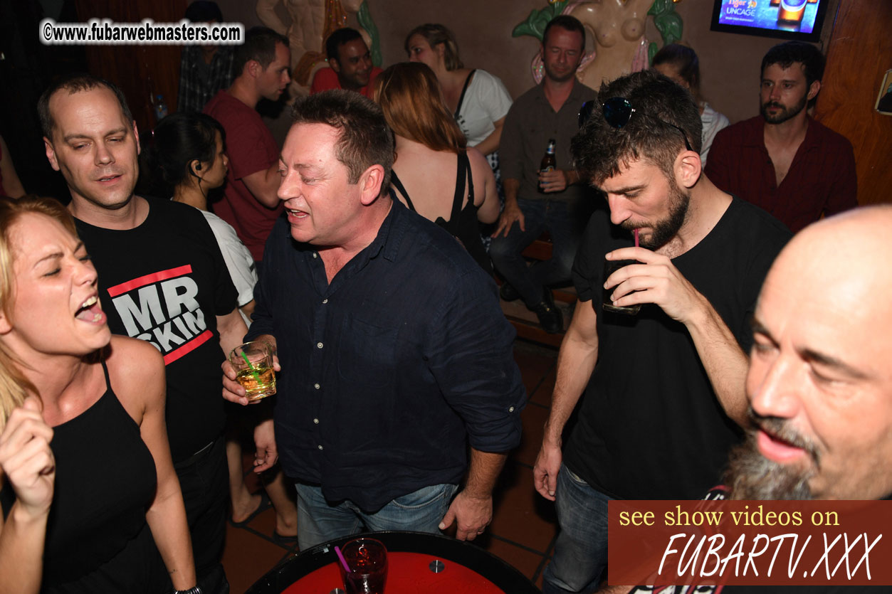 Toms Bar - beware of pickpockets