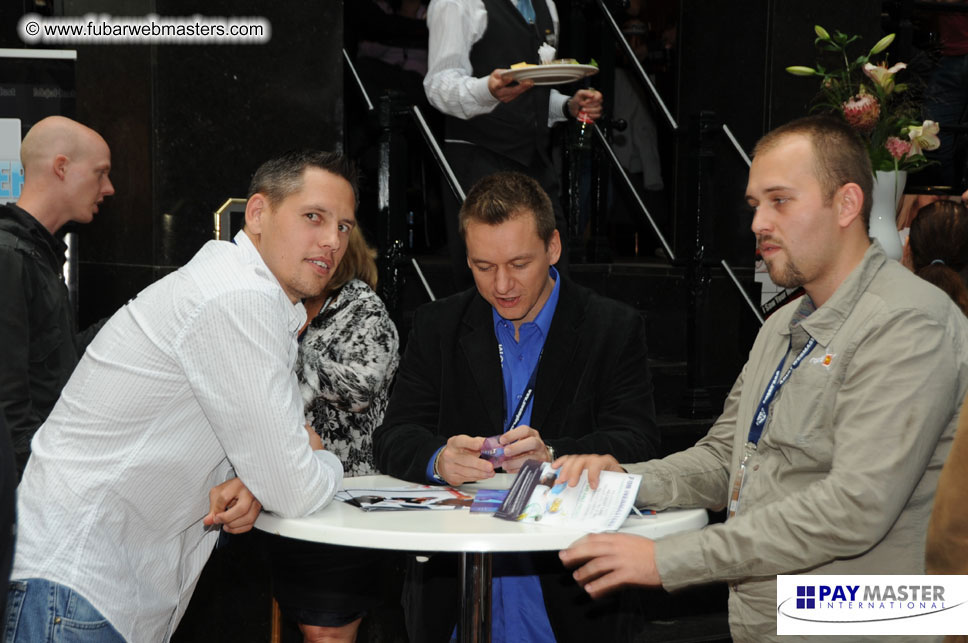 Cocktail Bar: MojoHost Buys The Drinks!