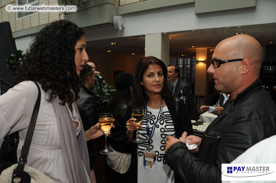 Cocktail Bar: MojoHost Buys The Drinks!